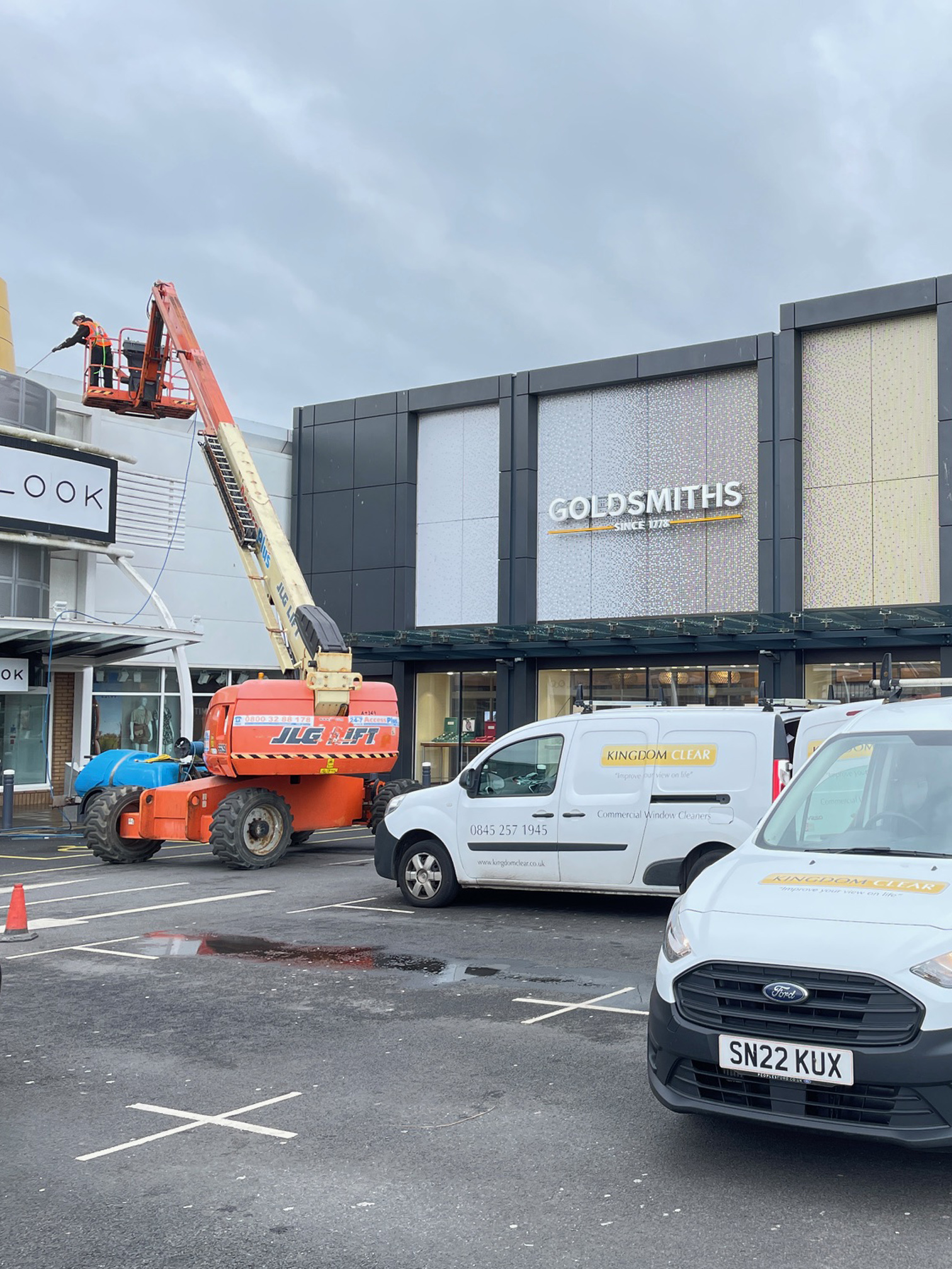Window cleaning for retail premises Scotland Window cleaning for retail premises Scotland